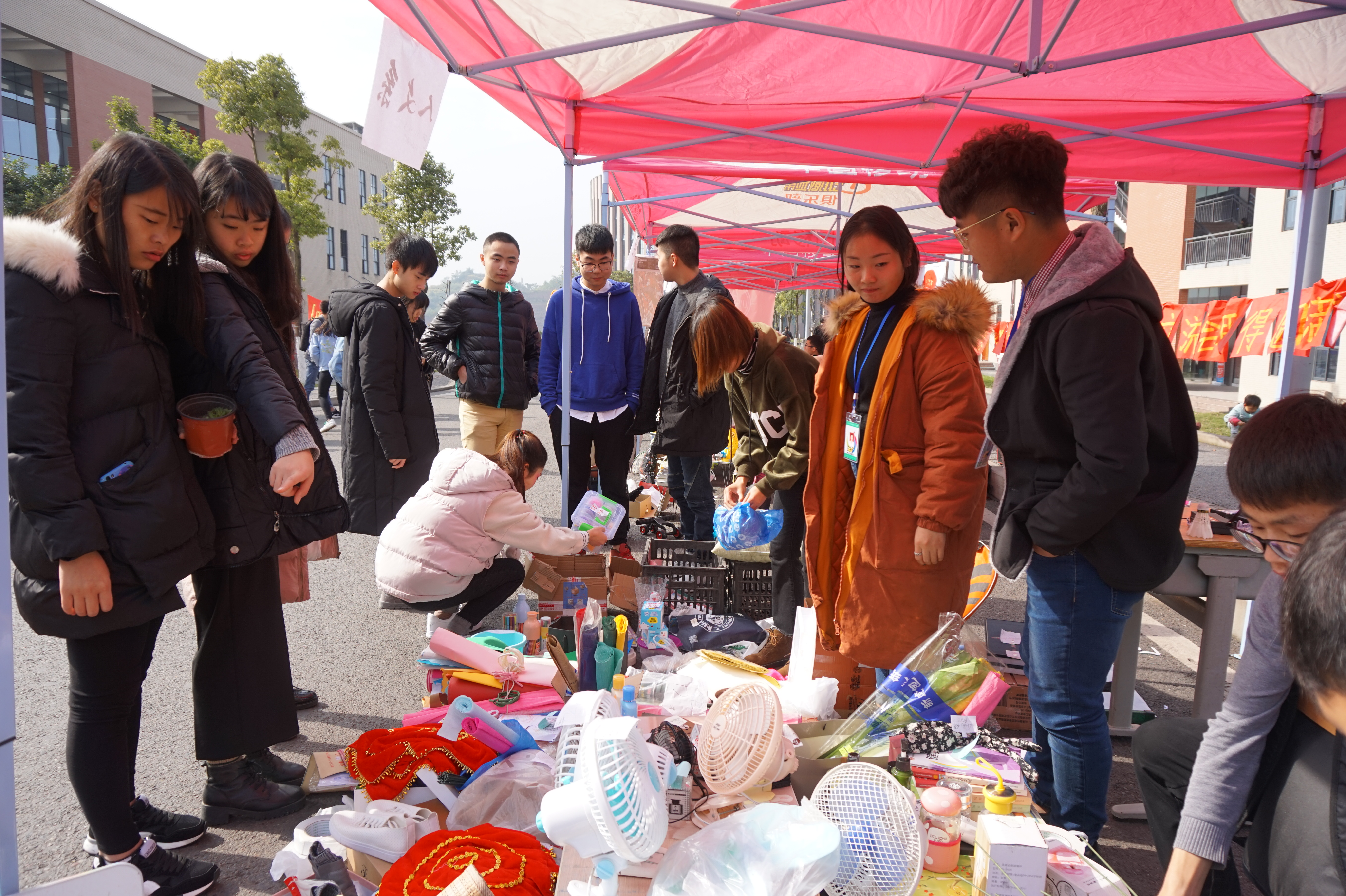 我院举办"淘园结易"毕业生闲置物品交易活动