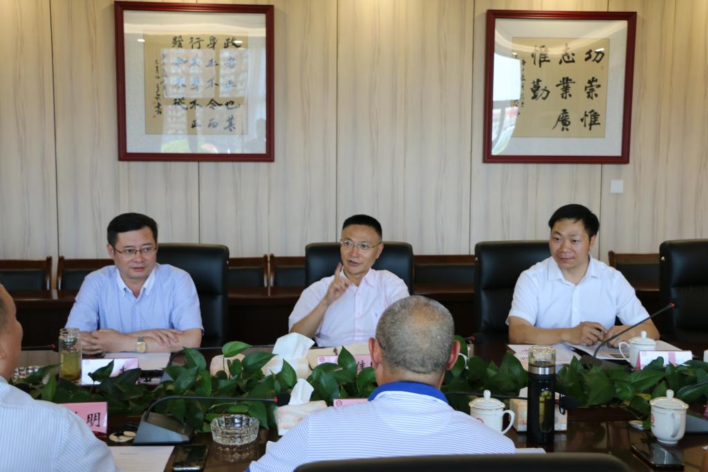 泸州市酒业发展局副局长邹学明到校调研