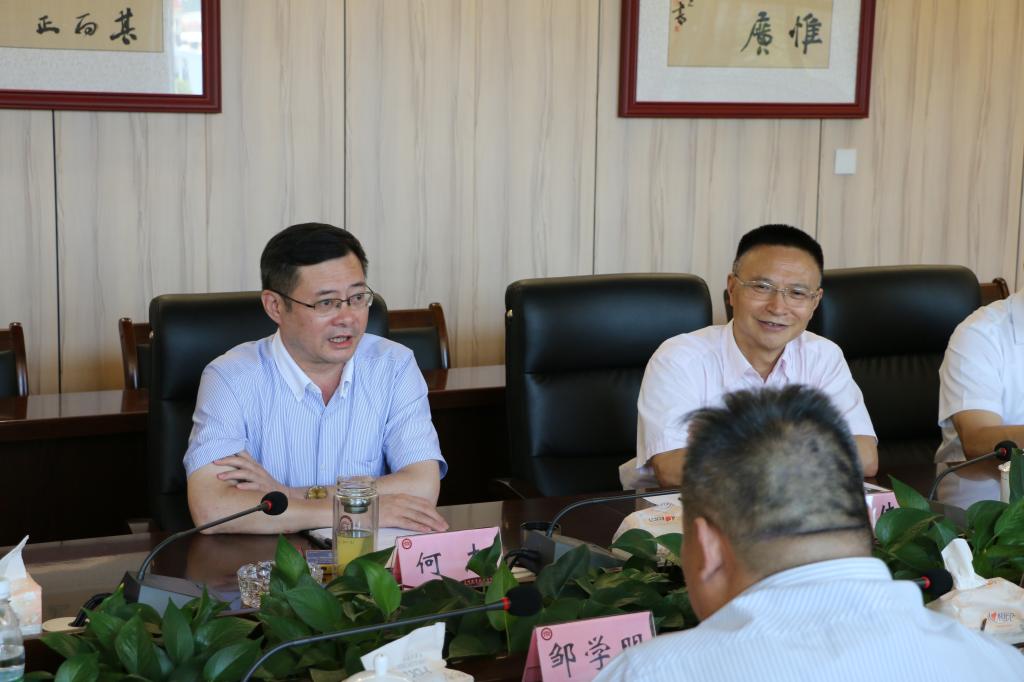 泸州市酒业发展局副局长邹学明到校调研