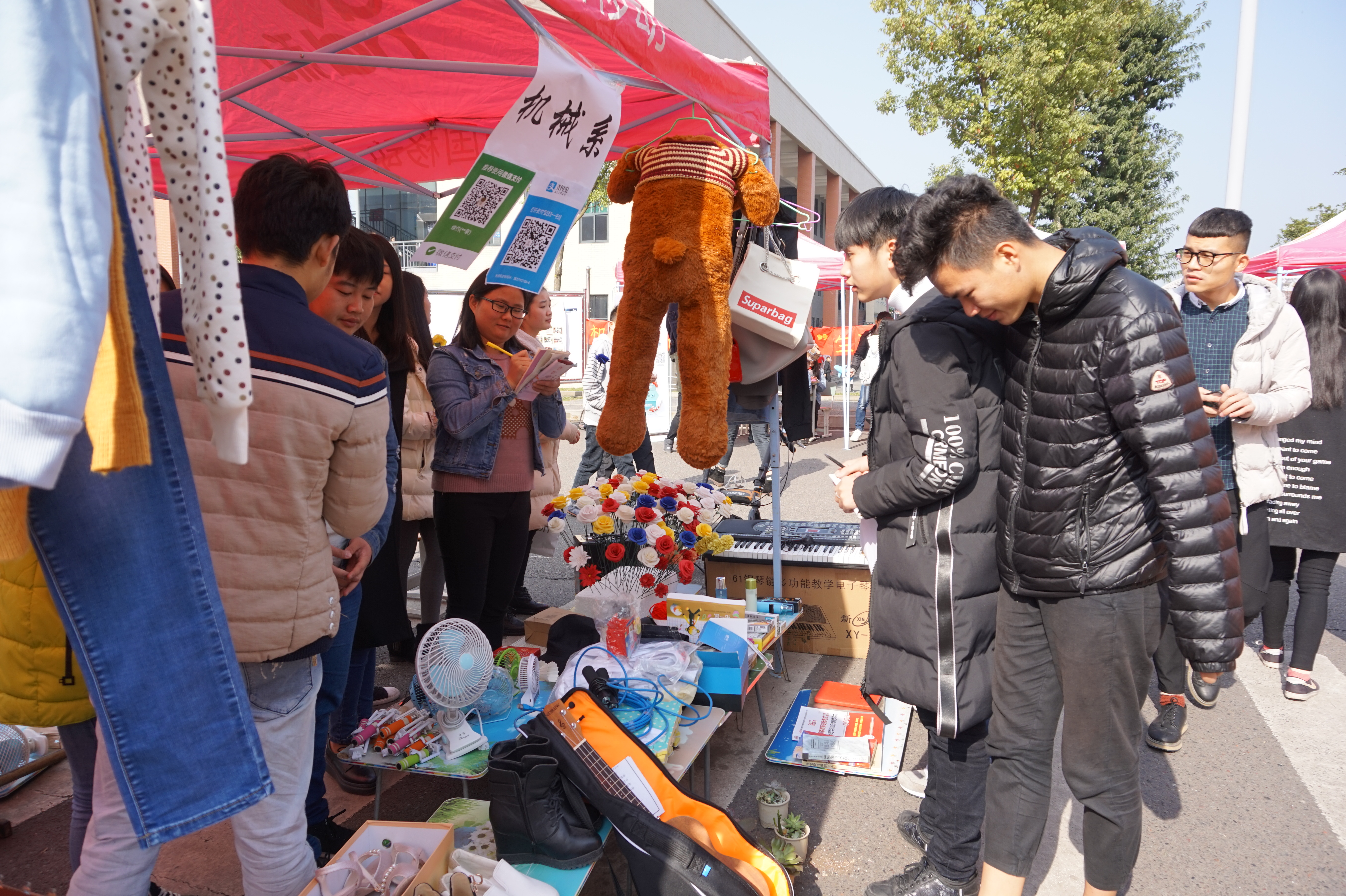 这种以学生二手市场为平台的校园交易活动,实现了资源综合利用,更培养