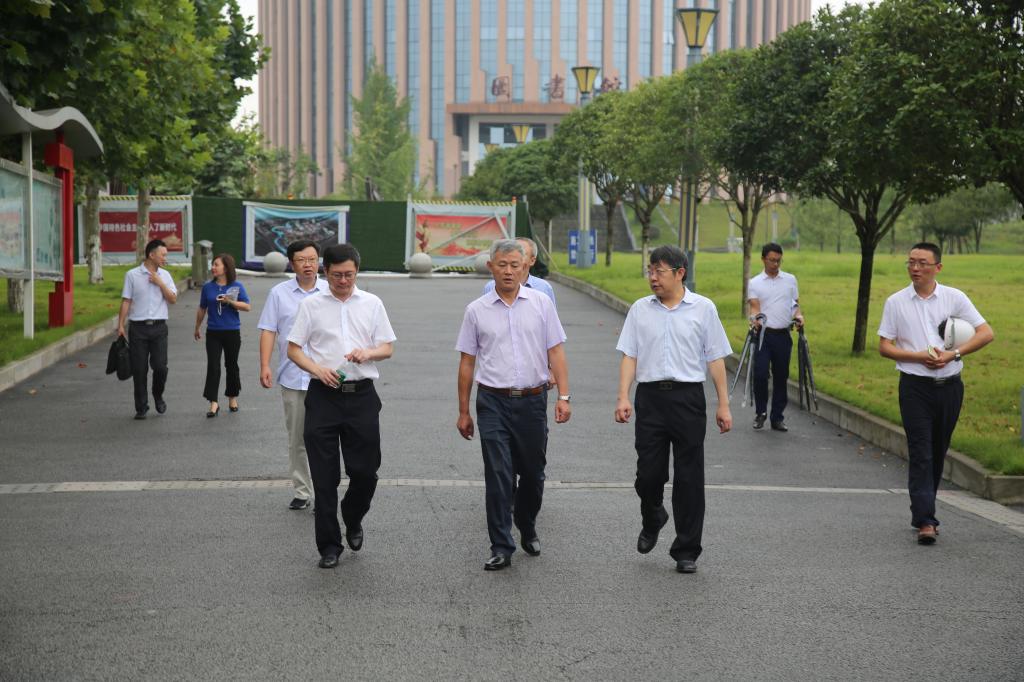 泸州市委常委宣传部长刘云一行莅临学校调研指导